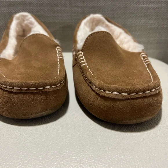 UGG® Ansley Water Resistant Suede Slip-On Slipper (Women’s Size 8 - Picture 8 of 9